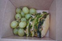 Frugtpakke med ananas og vindruer