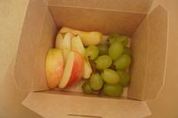 Frugtpakke med æble og vindruer