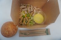 Pastasalat/pesto med kylling og bolle
