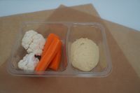 Grøntstave af gulerod og blomkål med humus
