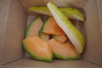 Frugtpakke med pærer og cantaloupe melon    