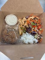 GLUTENFRI - Pokebowl med kylling/sesamdressing og bolle 