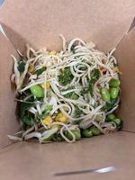 Nudelsalat med edamamme, majs, kålmix og sesamsoja dressing