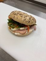 Bagel med skinke og mozzarella     